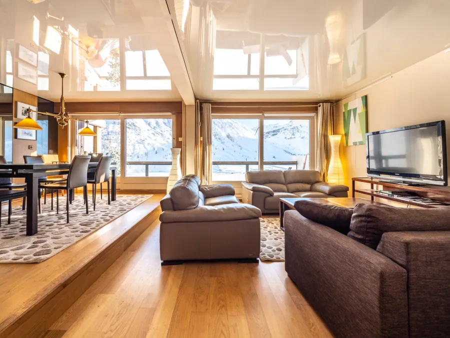 Séjour en duplex avec baies vitrées sur deux niveaux