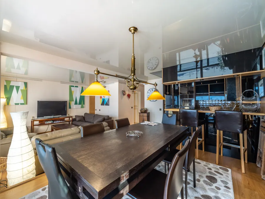 Table de repas et cuisine ouverte sous la mezzanine