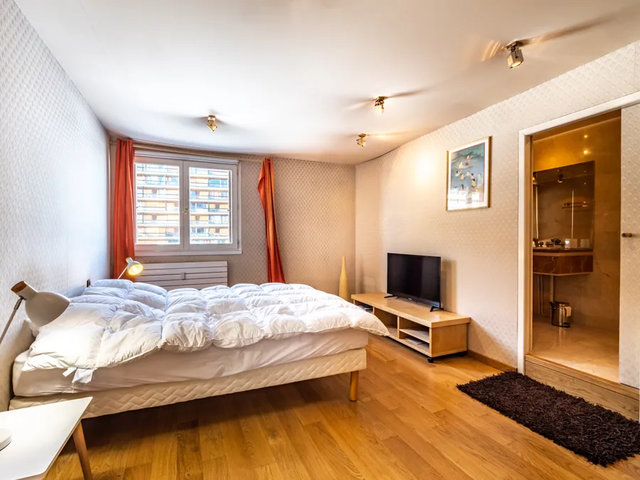 Chambre lumineuse d’un appartement familial