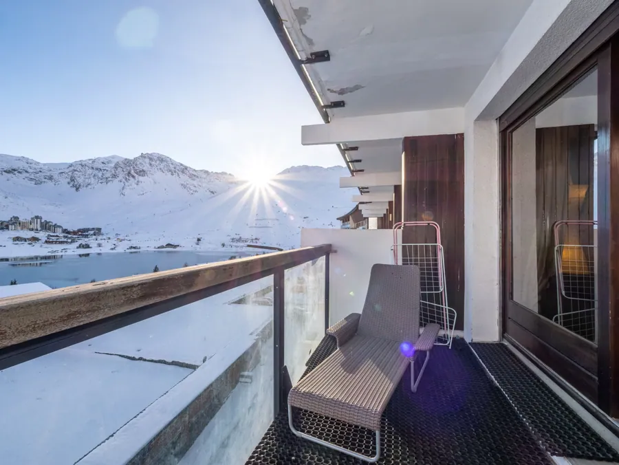 Balcon face au paysage enneigé de Tignes