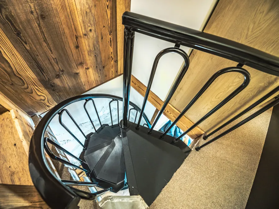 Escalier en colimaçon dans un appartement de montagne