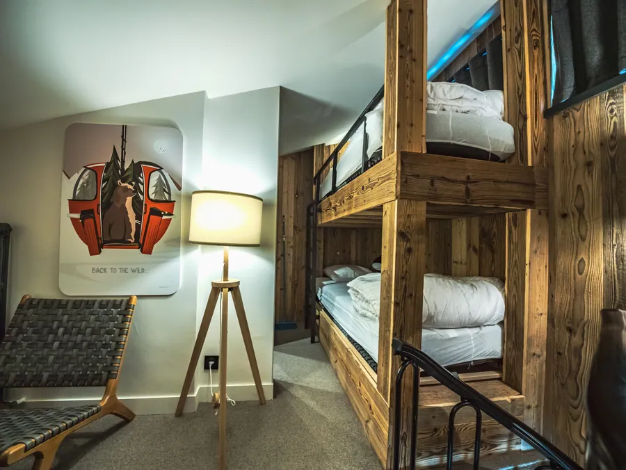 Coin nuit avec lits superposés en bois