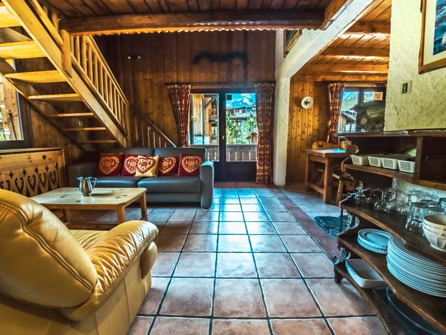 Séjour, escalier et coin repas dans un intérieur tout en bois
