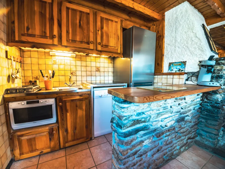 Cuisine et comptoir de pierre dans un appartement de montagne