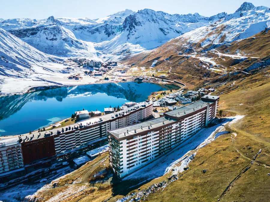 Le lac de Tignes et les résidences vus du ciel