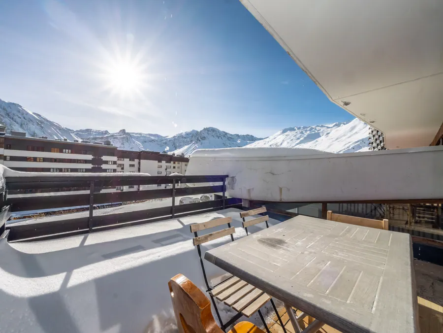 Terrasse ensoleillée face aux pistes enneigées