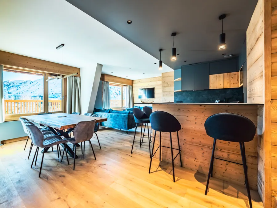 Cuisine et table à manger dans un appartement contemporain