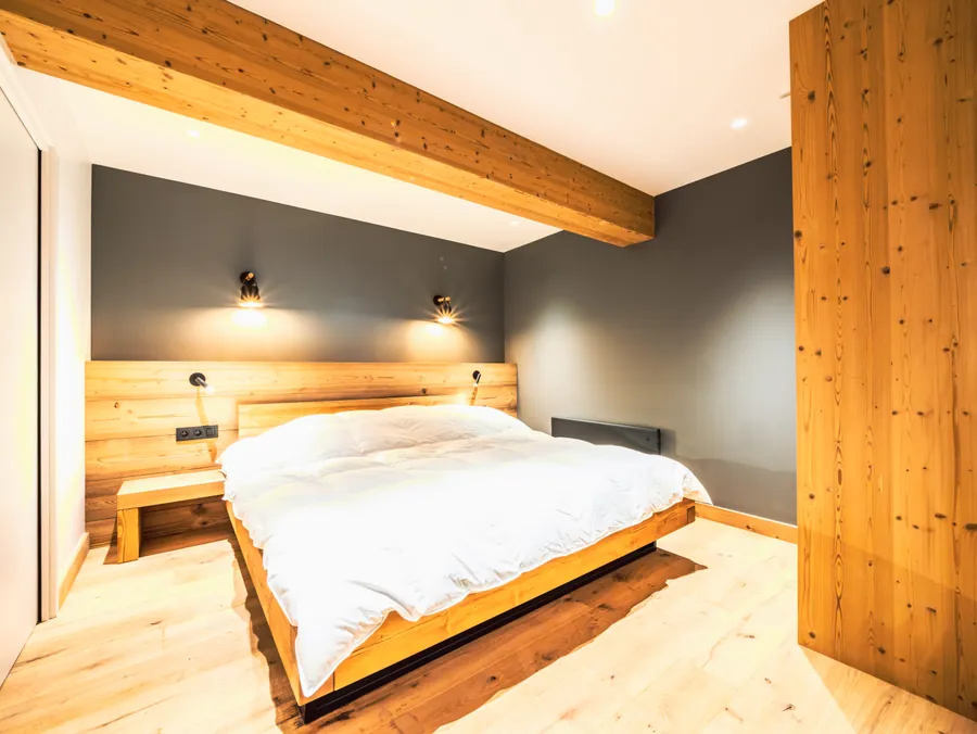Chambre avec tête de lit en bois