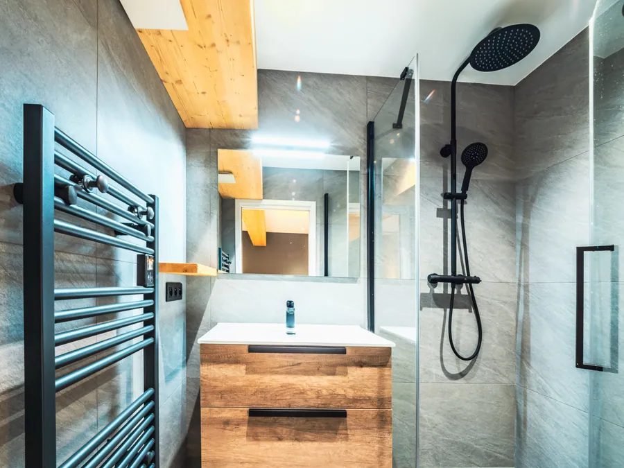 Salle d’eau avec douche et meuble suspendu