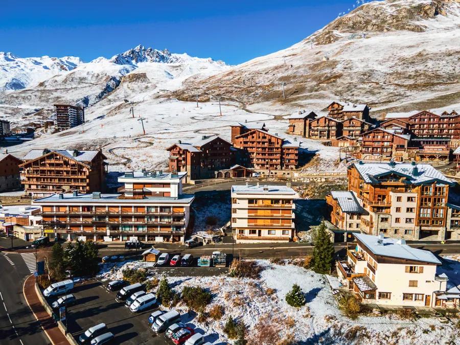 Les résidences et le paysage de Tignes à la fin de l’hiver