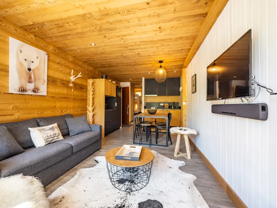 Salon en bois et espace de vie d’un appartement à Tignes