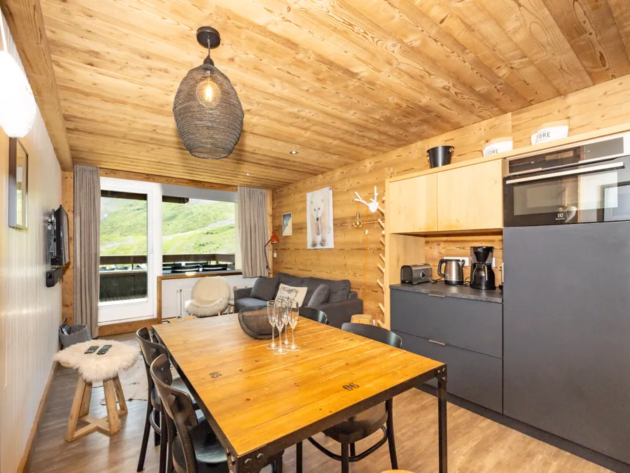Cuisine et table à manger dans un appartement à Tignes
