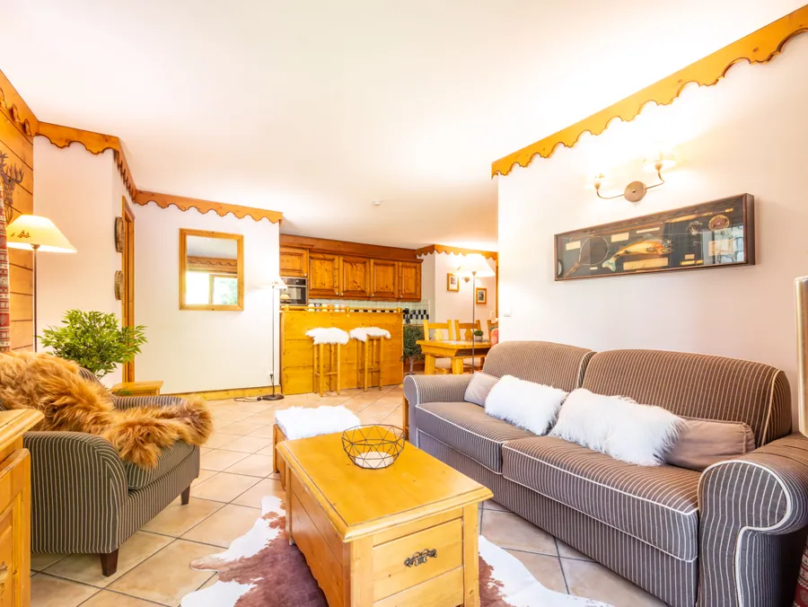 Un coin salon aménagé dans un appartement de montagne