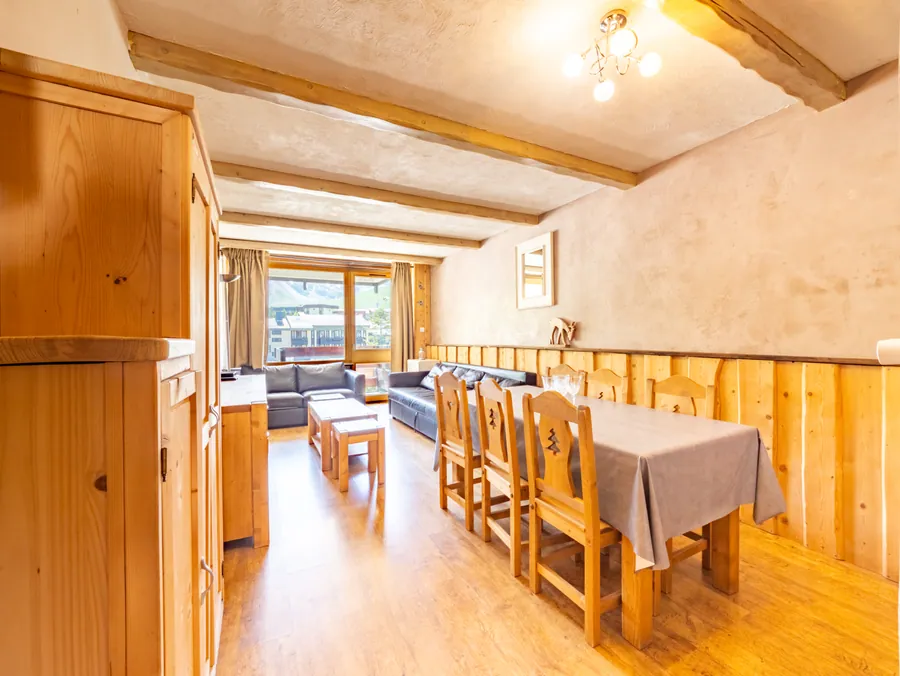 Pièce de vie et table à manger sous un plafond en bois
