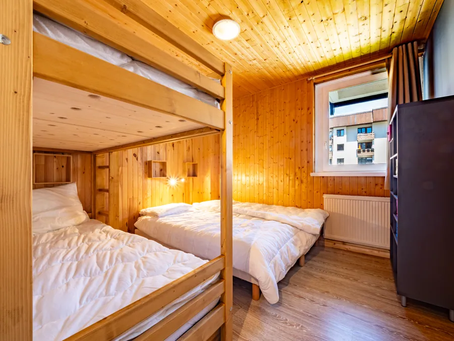 Chambre avec lits superposés et boiseries