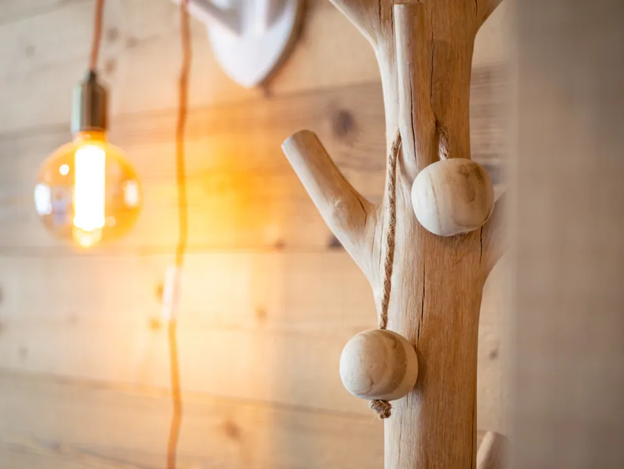 Luminaires et détails en bois dans un appartement