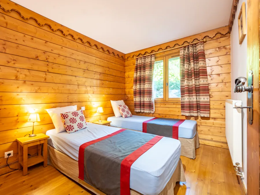 Chambre aux accents rouges dans un appartement de montagne