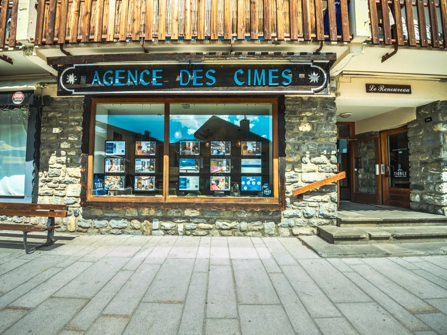 La façade de l’Agence des Cimes, Tignes Immobilier