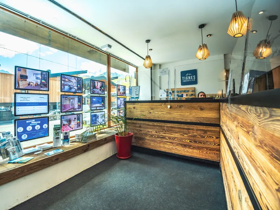 L’accueil de l’agence et sa vitrine de biens