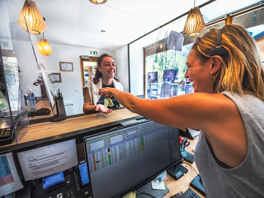 Une remise de clés au comptoir de l’agence