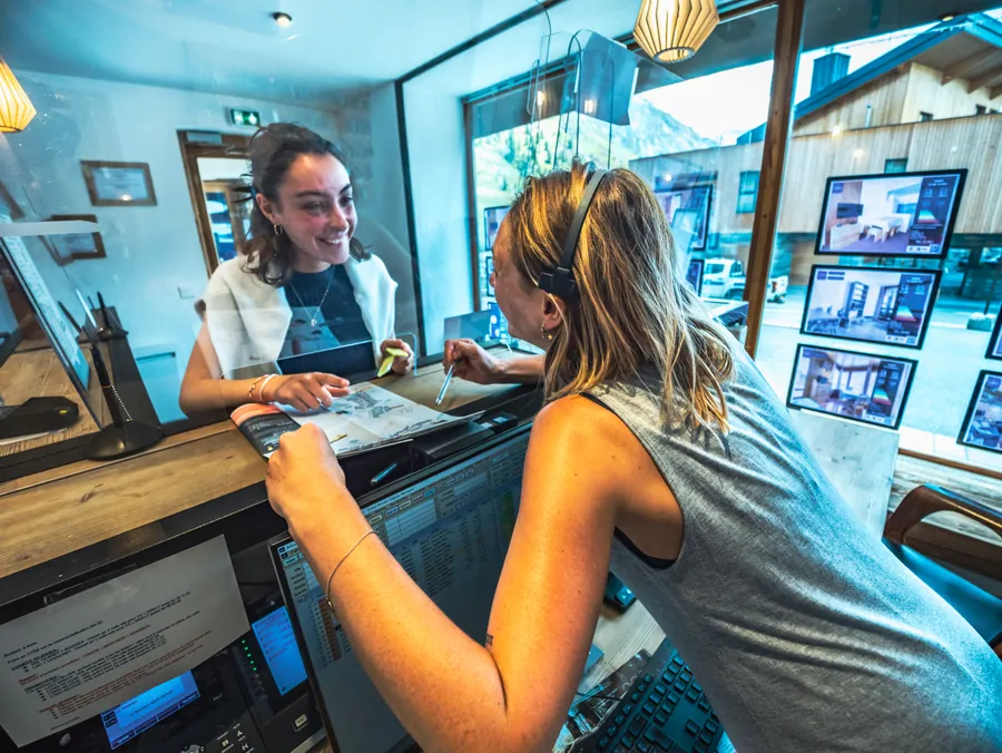 Échange au comptoir de Tignes Immobilier
