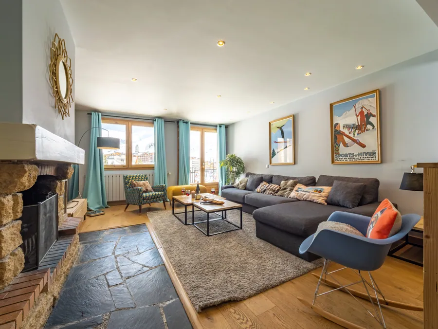 Salon avec cheminée et espaces de détente à Tignes