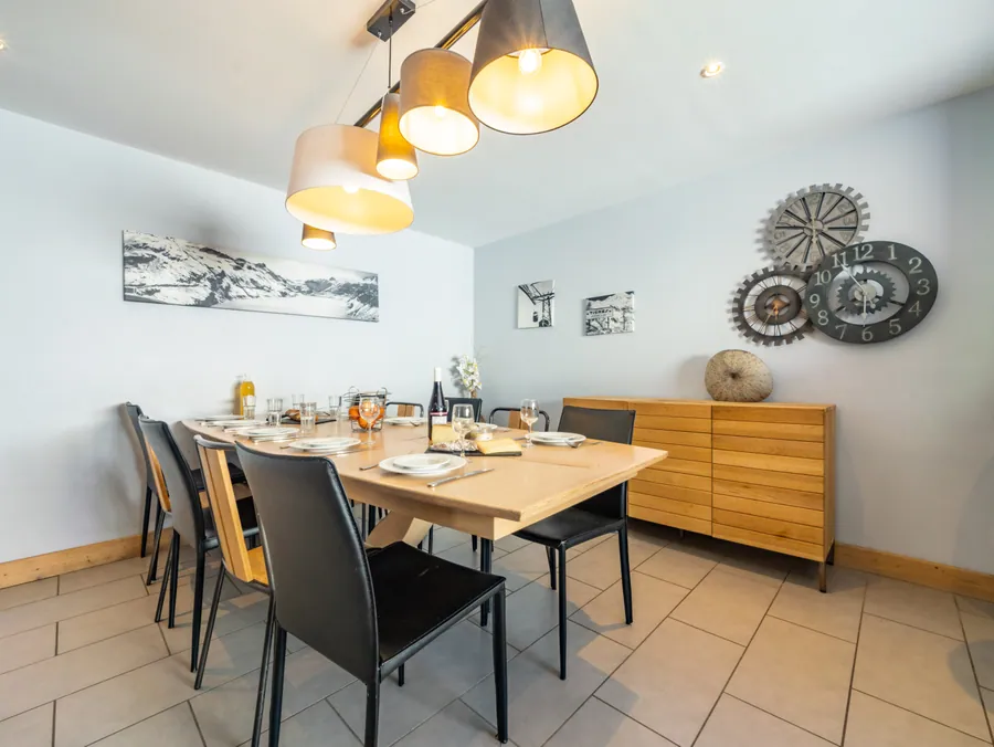 Table à manger et cuisine ouverte dans un appartement familial