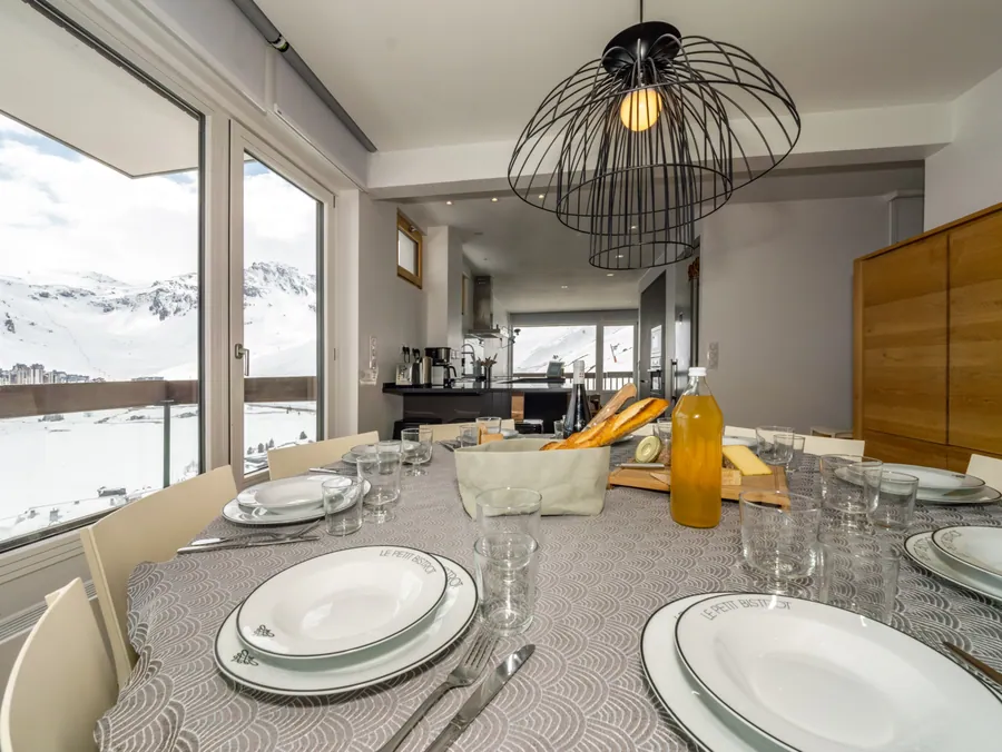 Table dressée devant les montagnes enneigées
