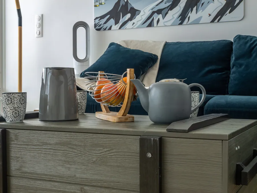 Théière et tasses sur la table basse du salon