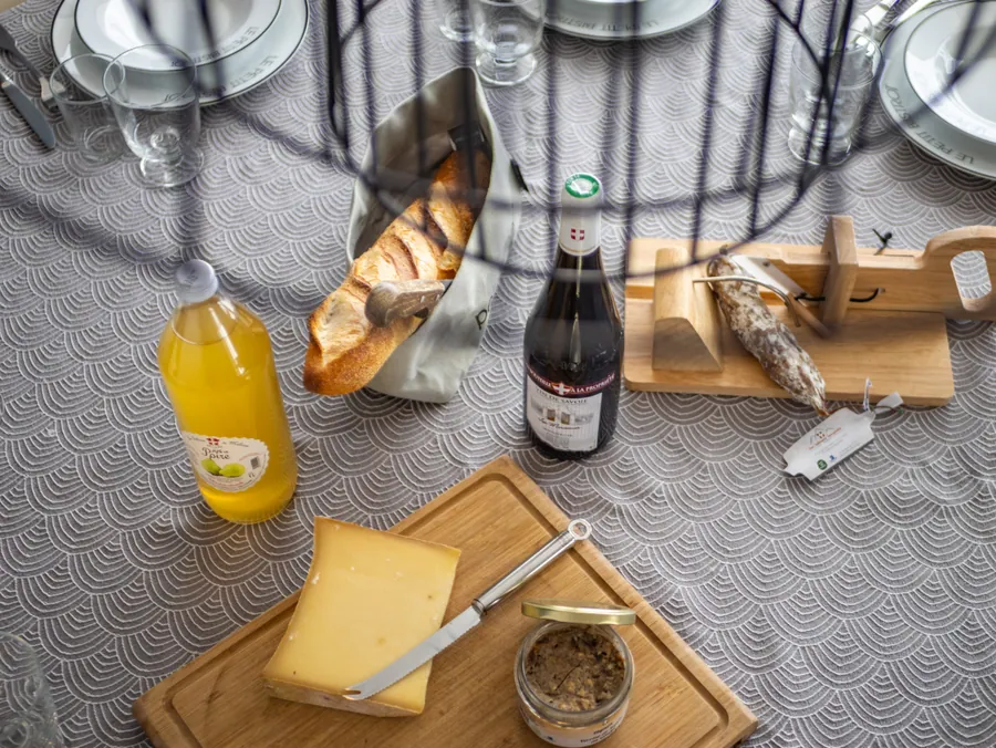 Produits d’accueil disposés sur la table à manger