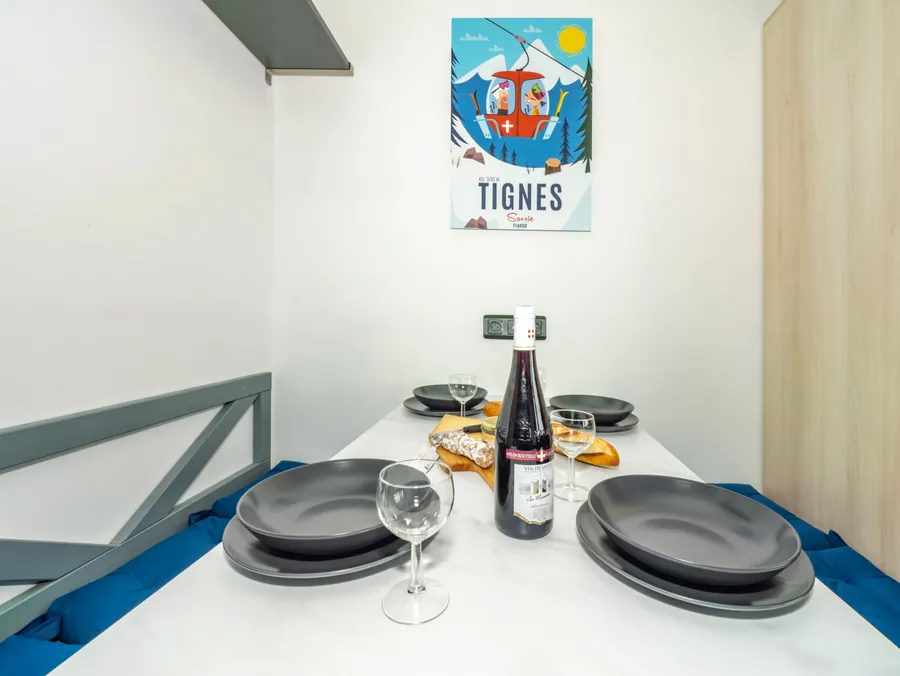 Table pour deux et affiche de Tignes