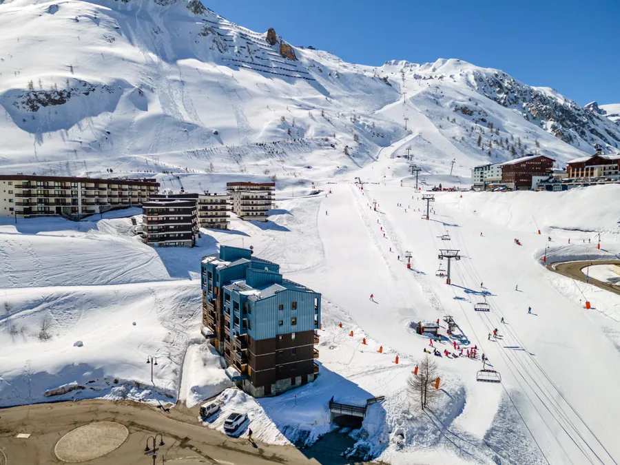 Une résidence au pied des montagnes enneigées