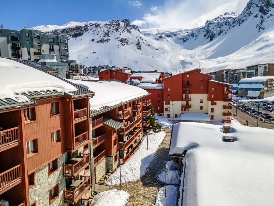 Résidences, pistes et sommets vus depuis le ciel