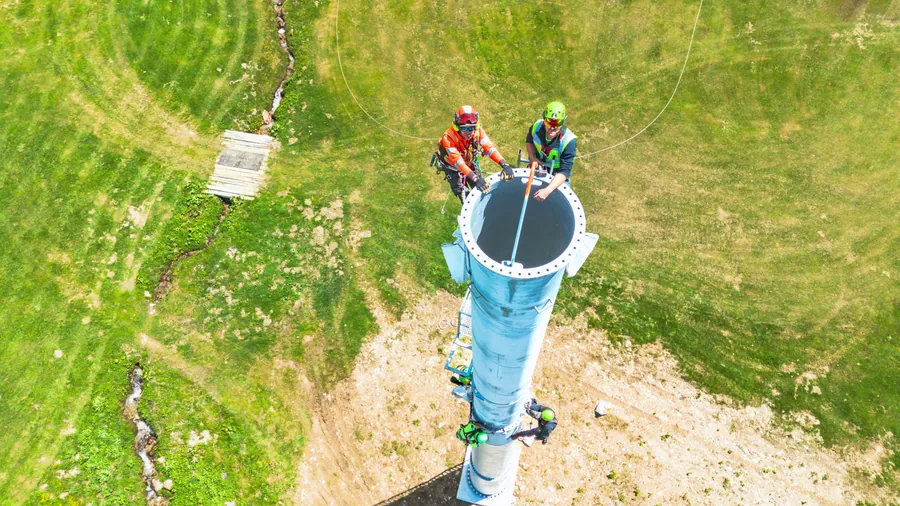 Une équipe installe un élément de pylône du Transarc