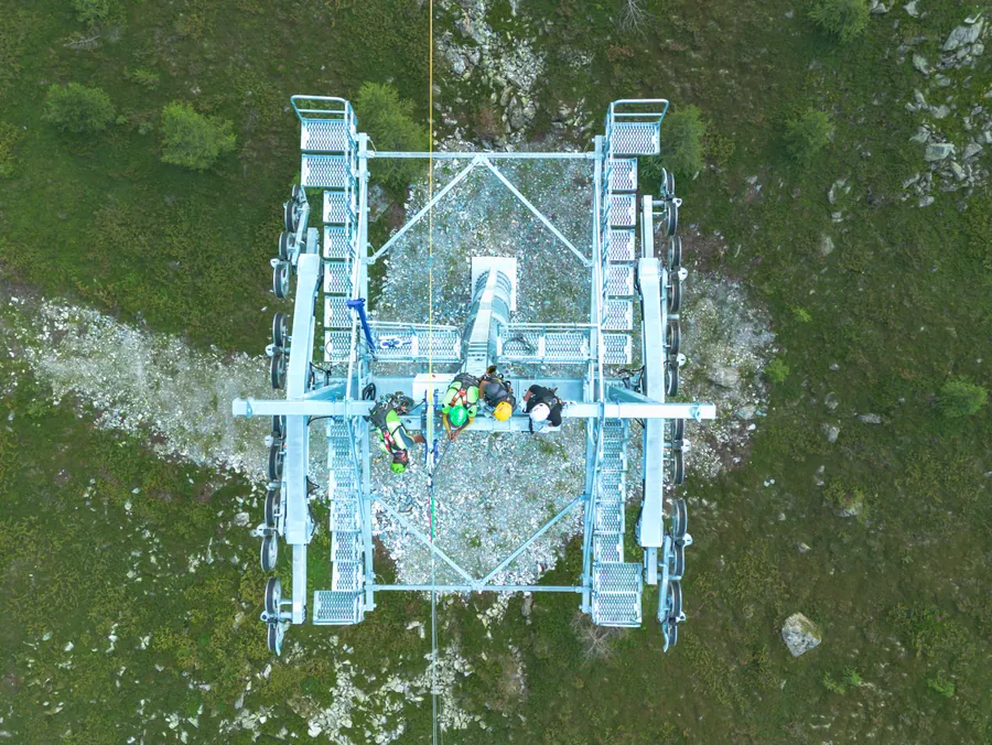Vue verticale d’une structure en cours de montage
