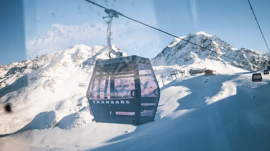 Les cabines du Transarc dans le paysage enneigé