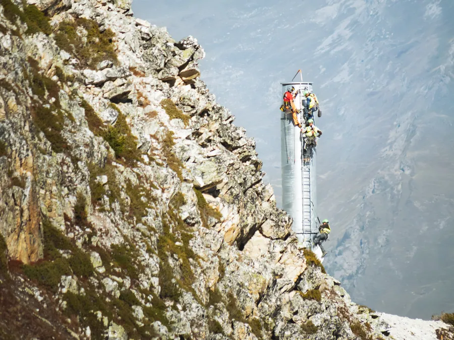Travail en hauteur contre la paroi rocheuse sur le chantier du Transarc