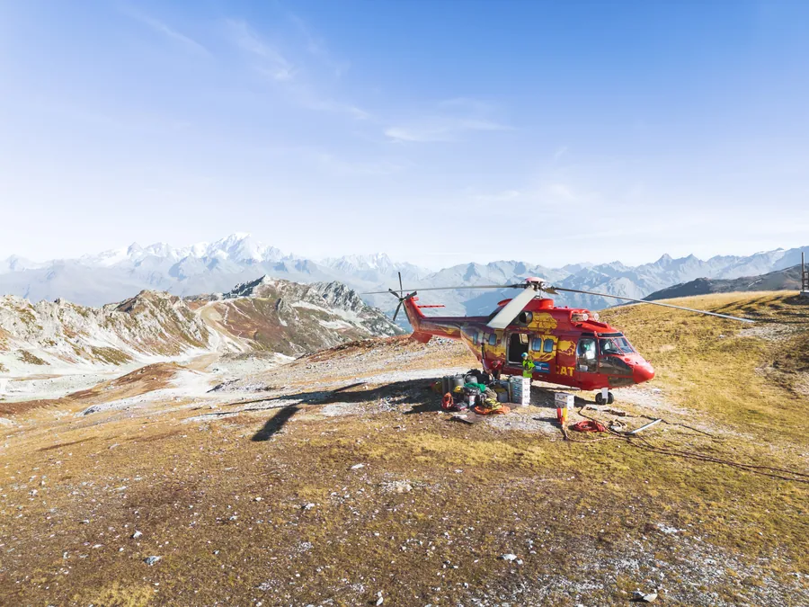 Hélicoptère près de la base du chantier sur le chantier du Transarc