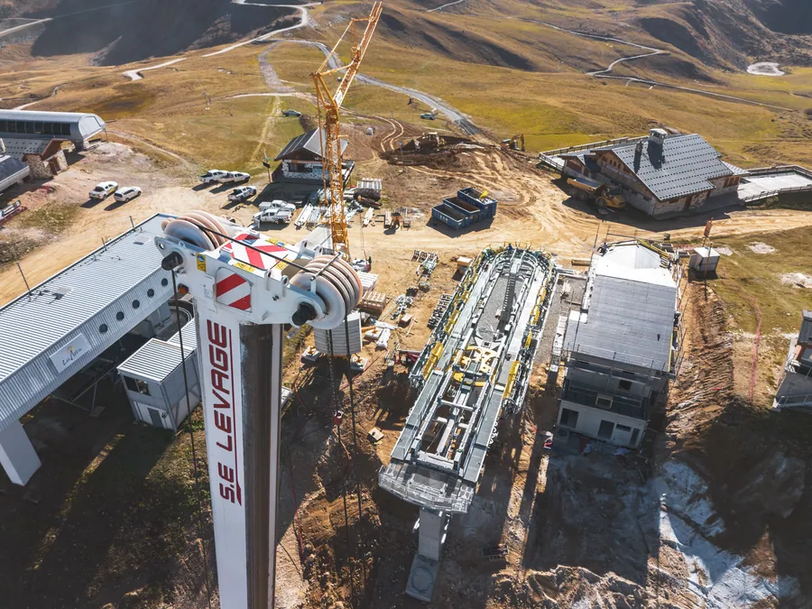 Vue aérienne de la gare en construction sur le chantier du Transarc