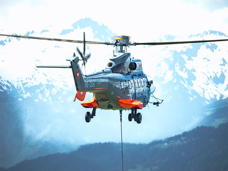 Hélicoptère de levage en approche sur le chantier du Transarc