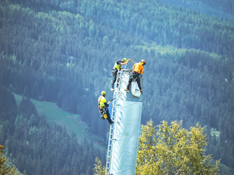 Techniciens sur un pylône en cours de montage sur le chantier du Transarc
