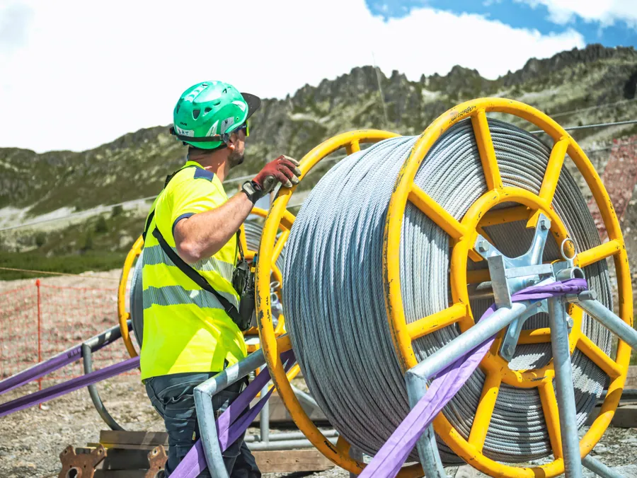 Un technicien auprès d’une bobine de câble sur le chantier du Transarc
