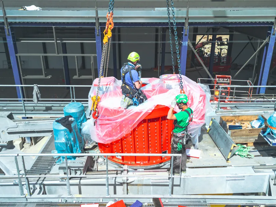 Installation des éléments mécaniques de la gare sur le chantier du Transarc