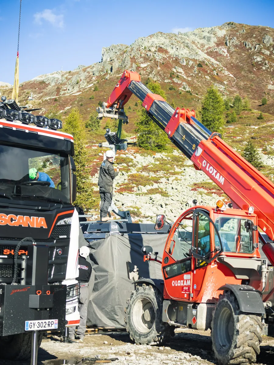 Levage d’une cabine à l’aide d’une grue sur le chantier du Transarc