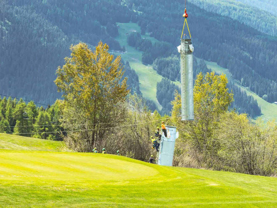 Montage d’un pylône au-dessus du golf sur le chantier du Transarc