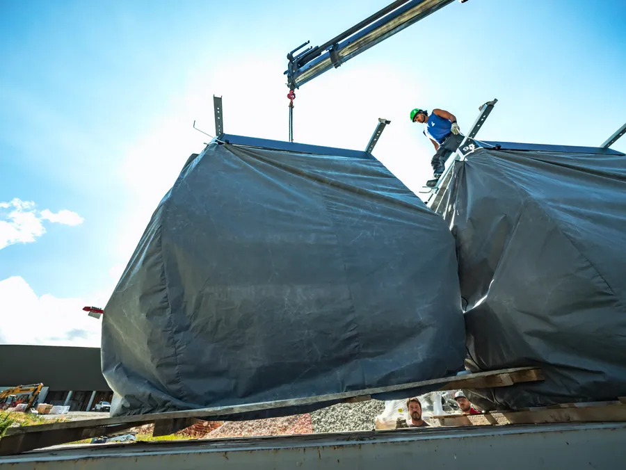 Cabines protégées avant leur installation sur le chantier du Transarc