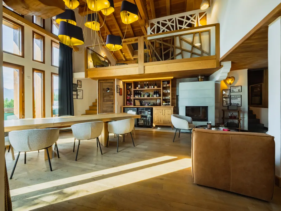 Le salon lumineux de la maison Wanderful Life aux Arcs