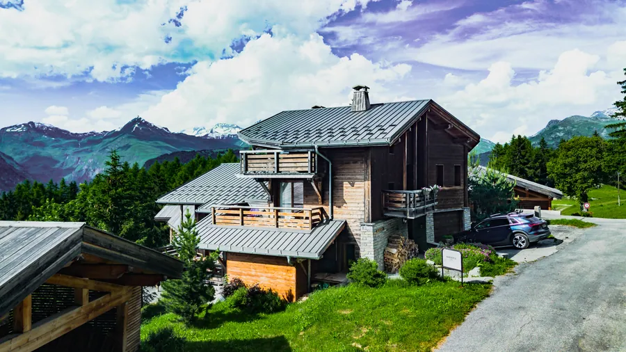 La maison de Courbaton vue depuis les airs