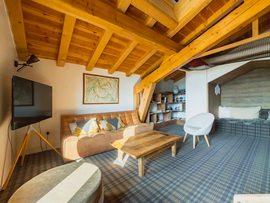 Le salon sous la charpente en bois