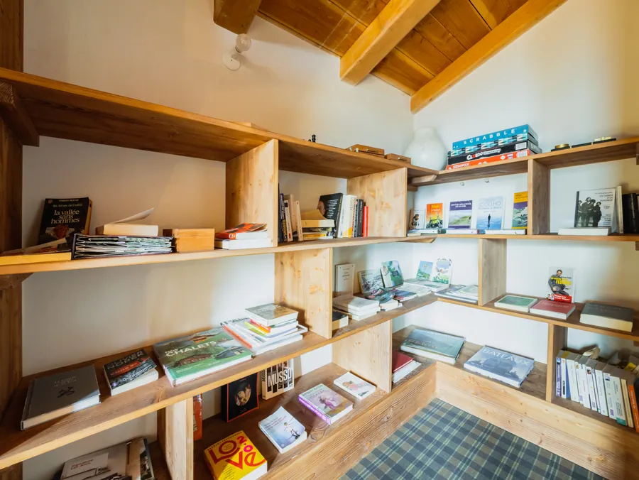 Livres et jeux dans les espaces communs